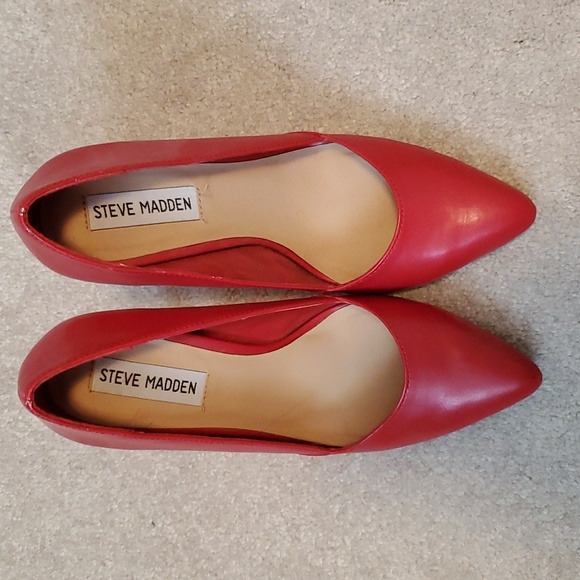 Steve Madden red pumps. Size 6 - Picture 4 of 7